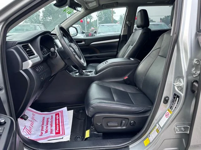 Used 2018 Silver Toyota XLE image 12