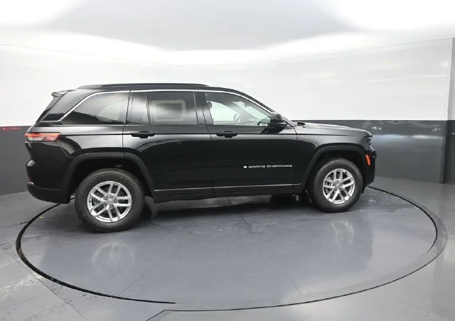 New 2026 Diamond Black Crystal Pearl-Coat Exterior Paint Jeep Laredo X image 9