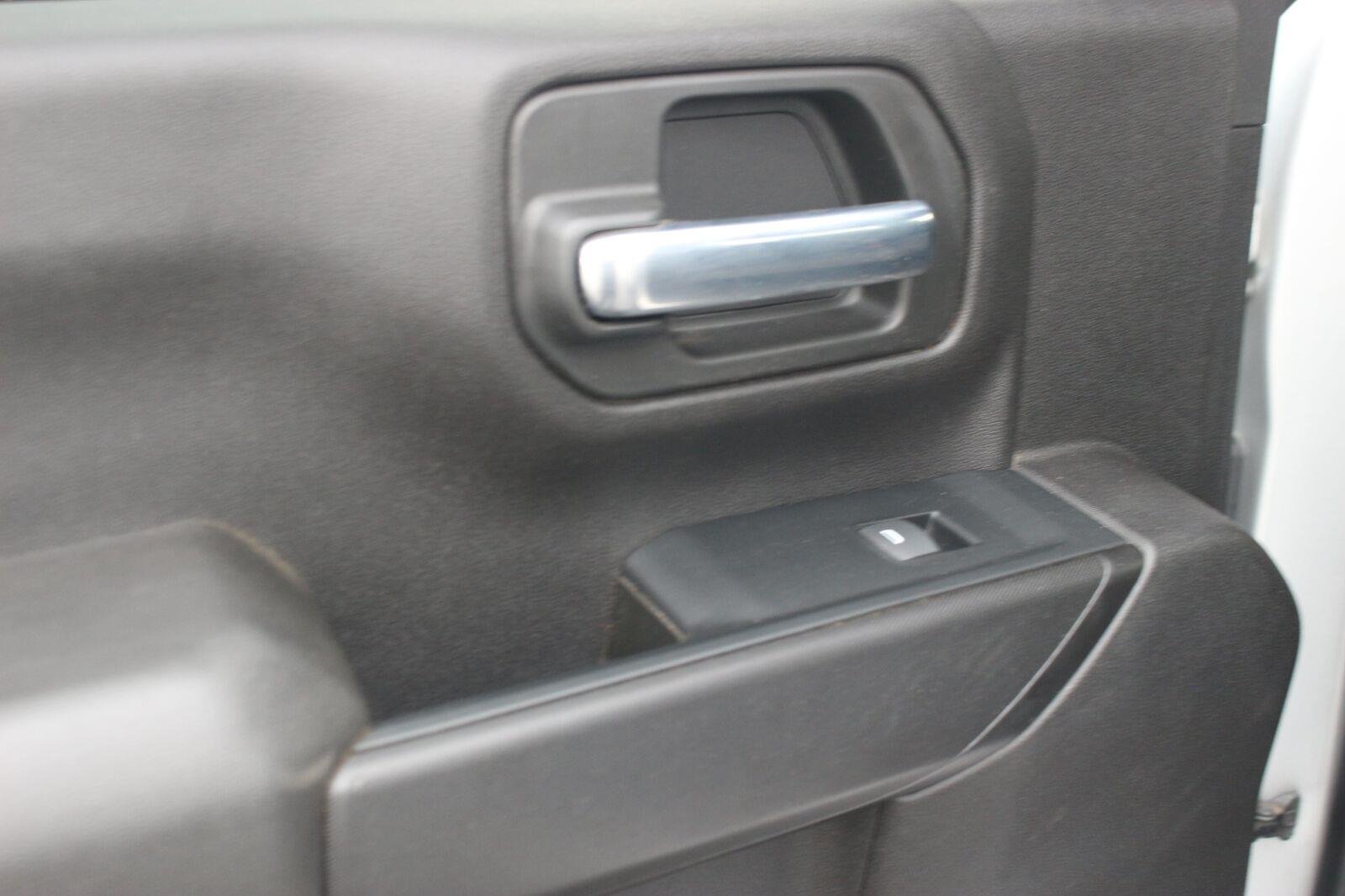 Used 2023 Silver Ice Metallic Chevrolet Custom image 29