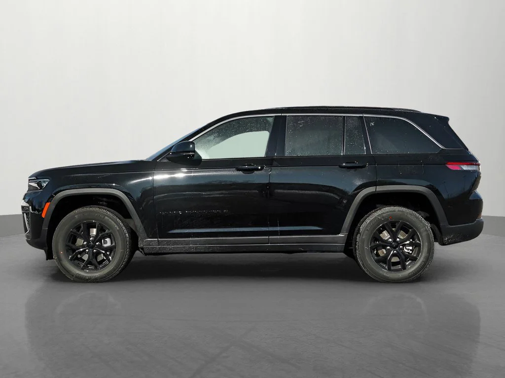 New 2026 Diamond Black Crystal Pearlcoat Jeep Altitude image 3