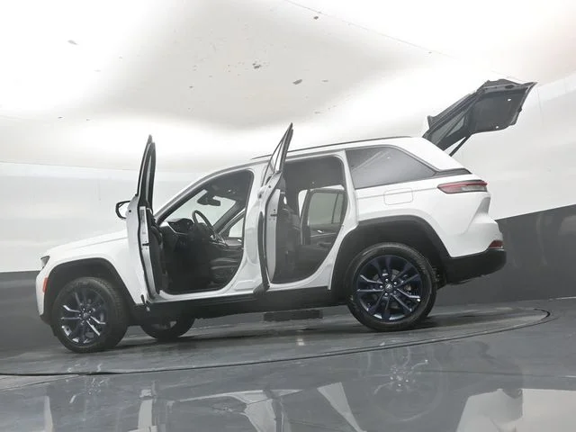 New 2026 Bright White Clear-Coat Exterior Paint Jeep  image 54