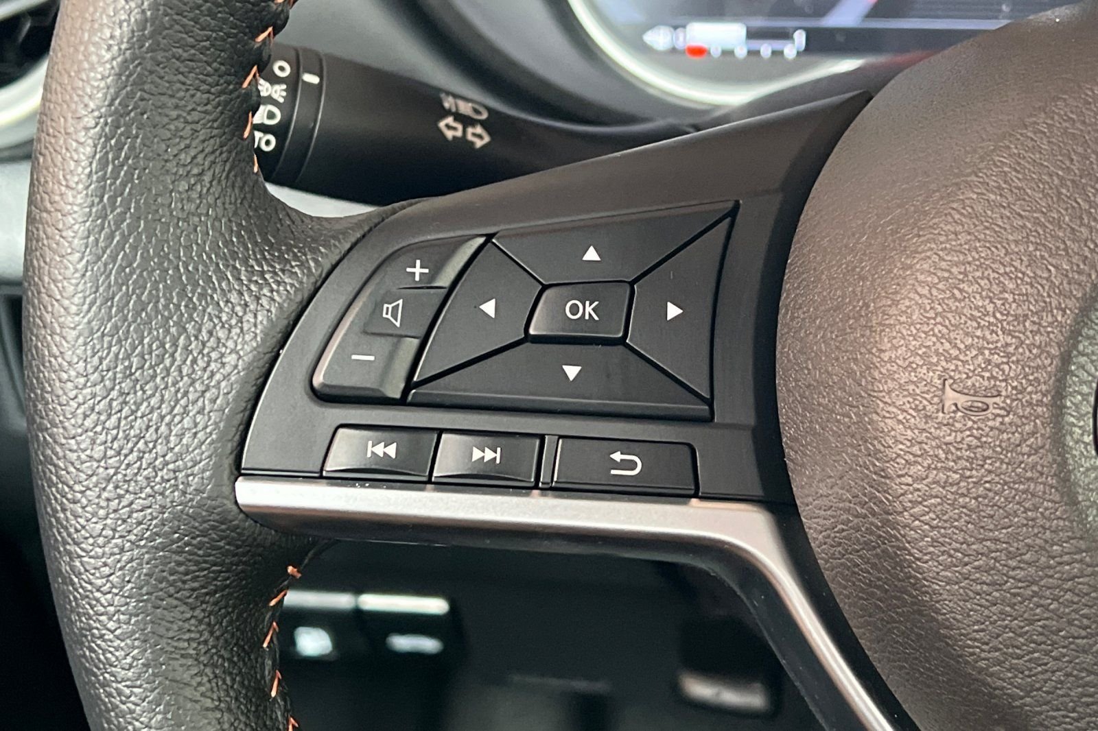 2025 Nissan Versa Sedan SR - Photo 30