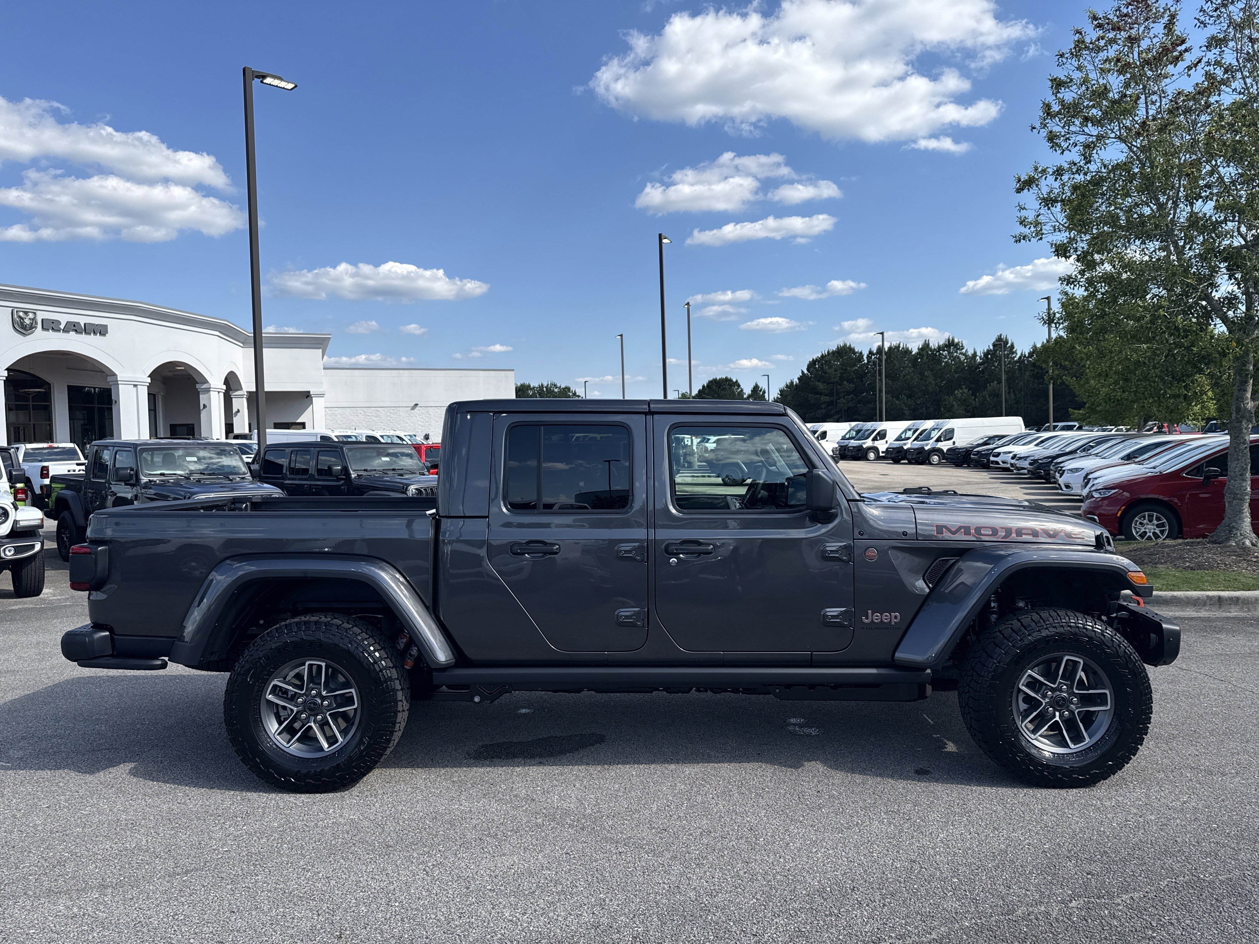 New 2026 Granite Crystal Metallic Clear-Coat Exterior Paint Jeep Mojave X image 8