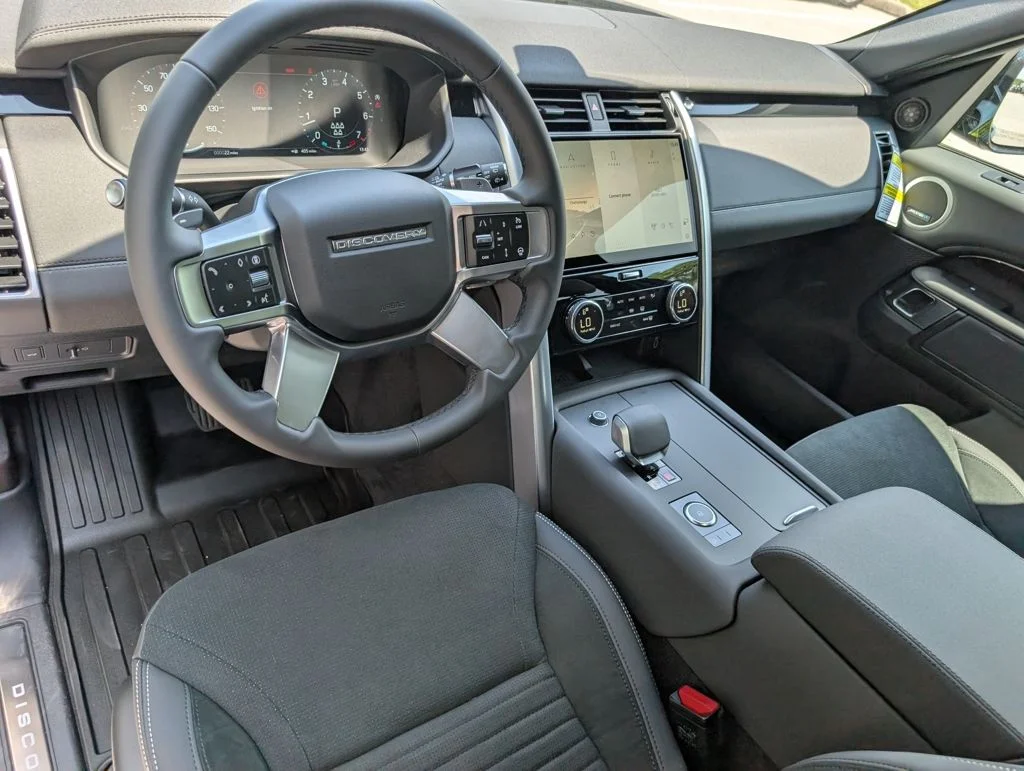 New 2026 Santorini Black Land Rover S image 4