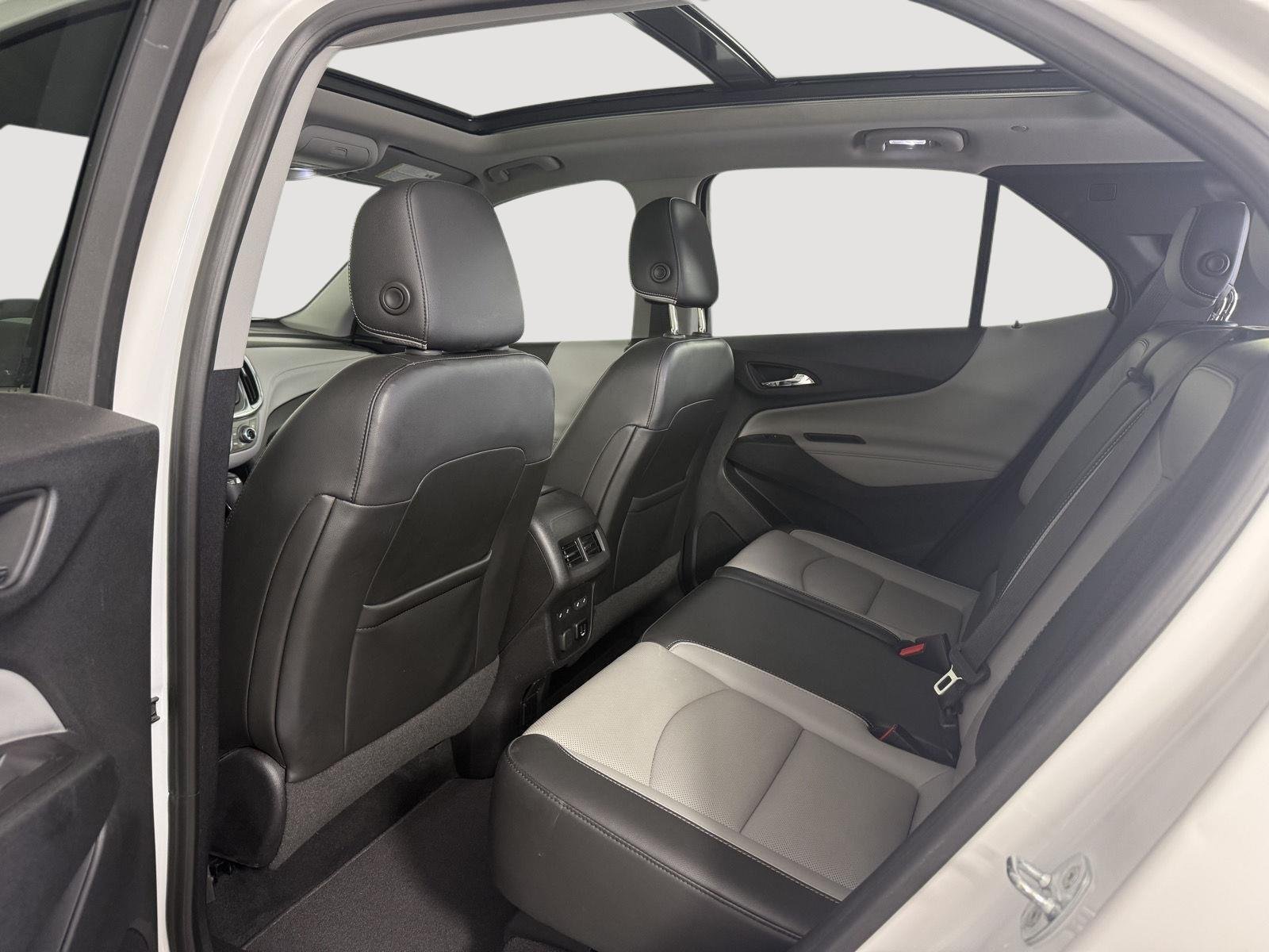 Used 2018 Iridescent Pearl Tricoat Chevrolet Premier image 3