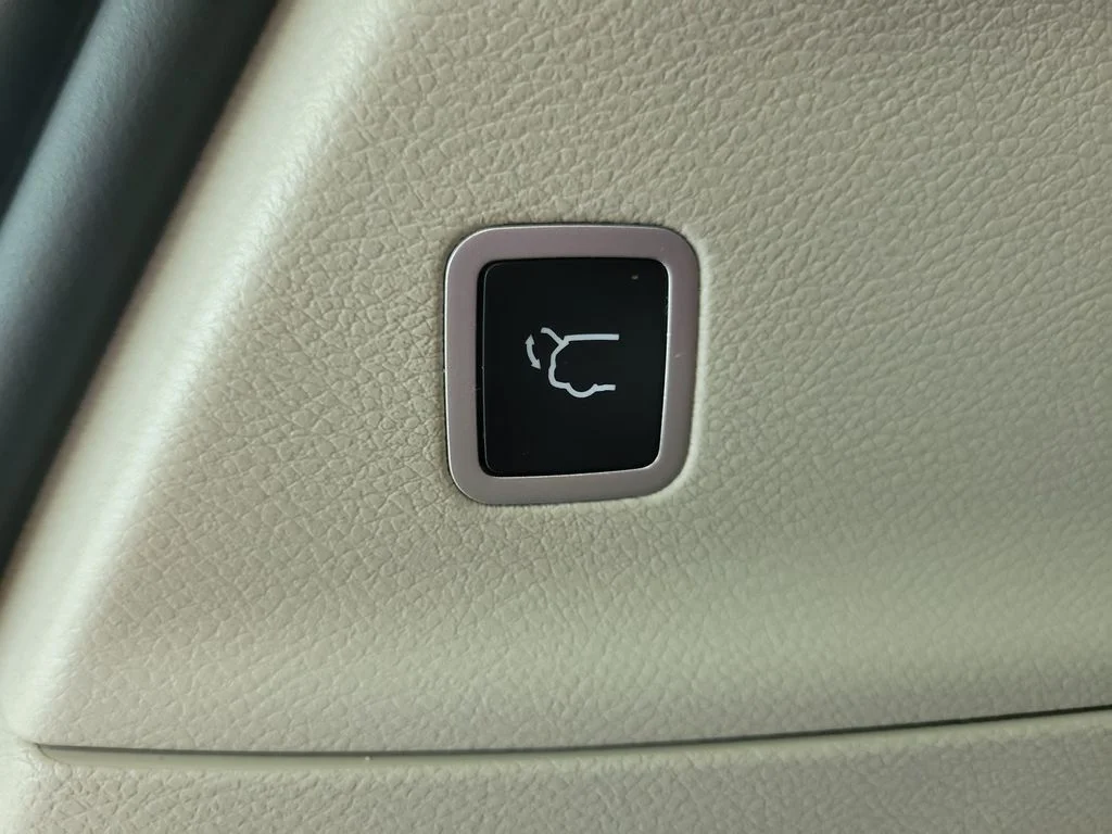 Used 2022 Black Chrysler Touring L image 16