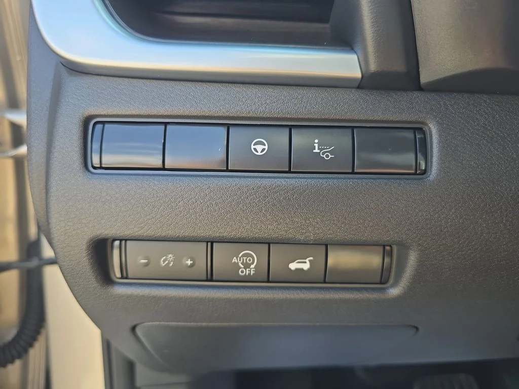 Used 2023 Gold Nissan Platinum image 24