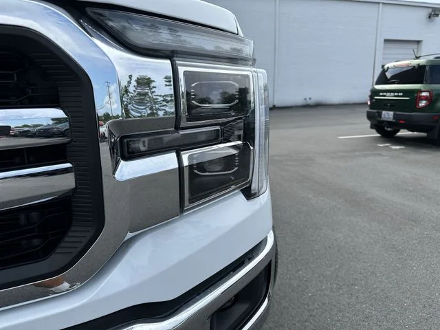 Used 2025 White Ford Lariat image 9
