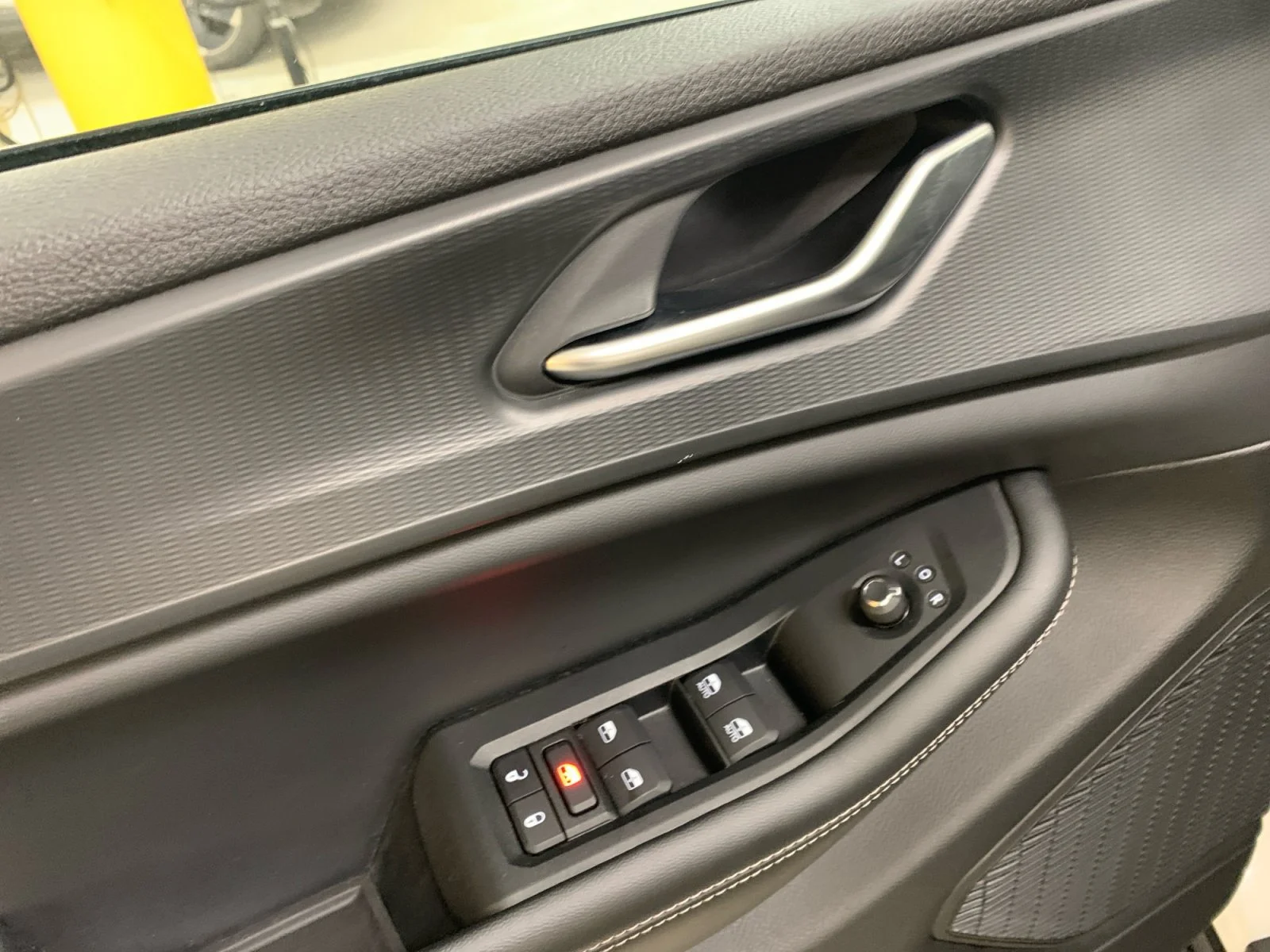 Used 2023 White Jeep Laredo image 11