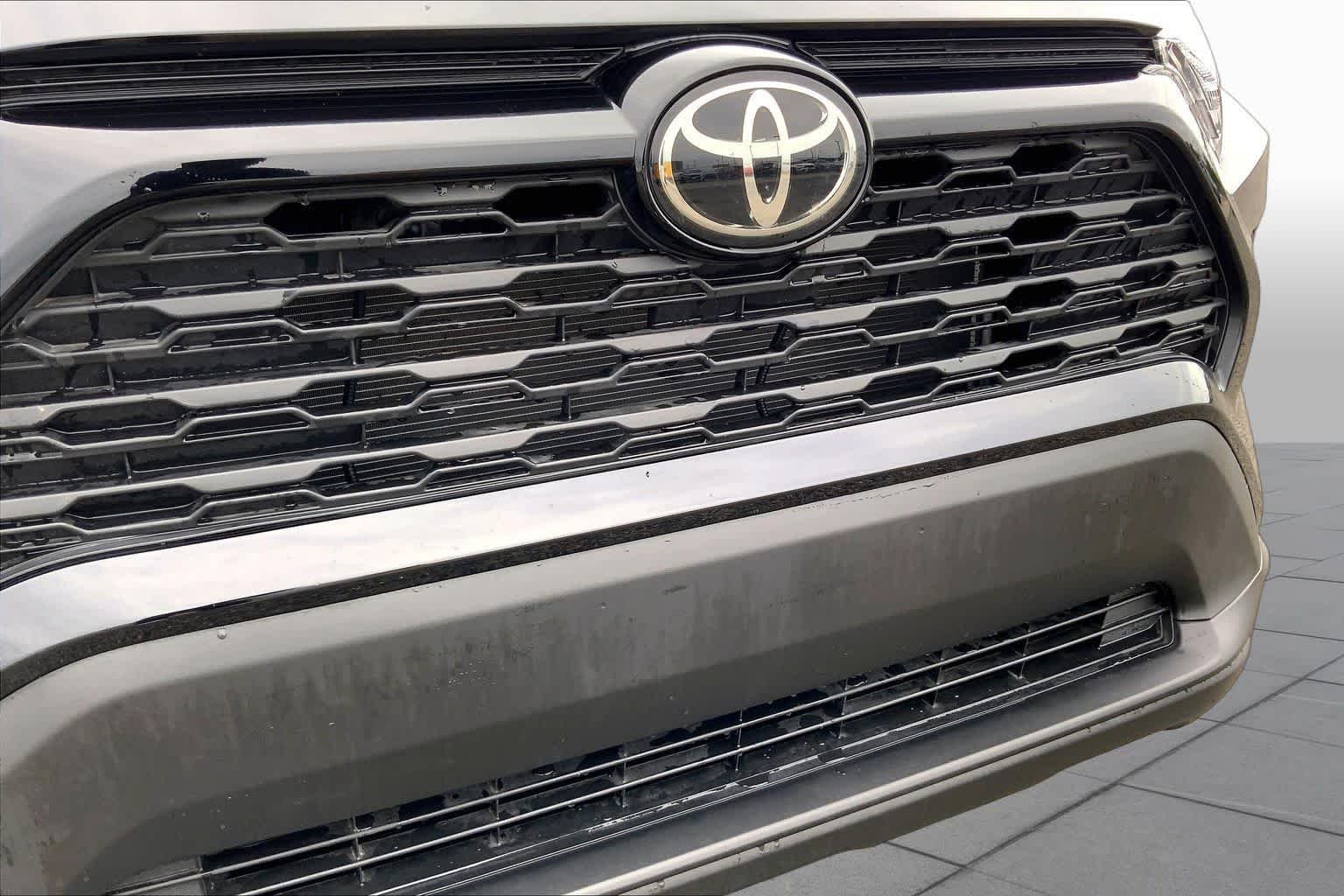 Used 2025 Midnight Black Metallic Toyota XLE image 29