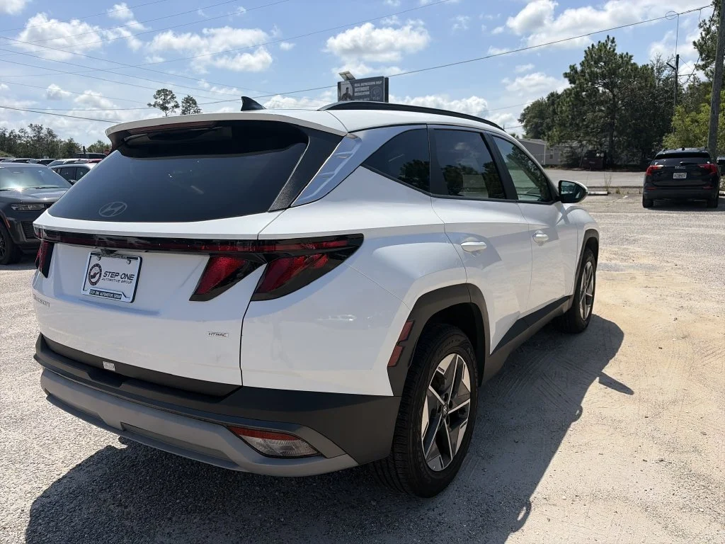 Used 2025 White Hyundai SEL image 6