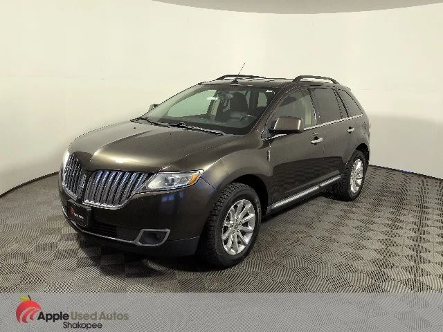 Used 2011  Lincoln Base image 3