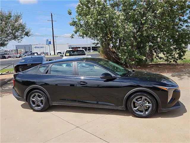 Used 2025 Aurora Black Pearl KIA LX image 6