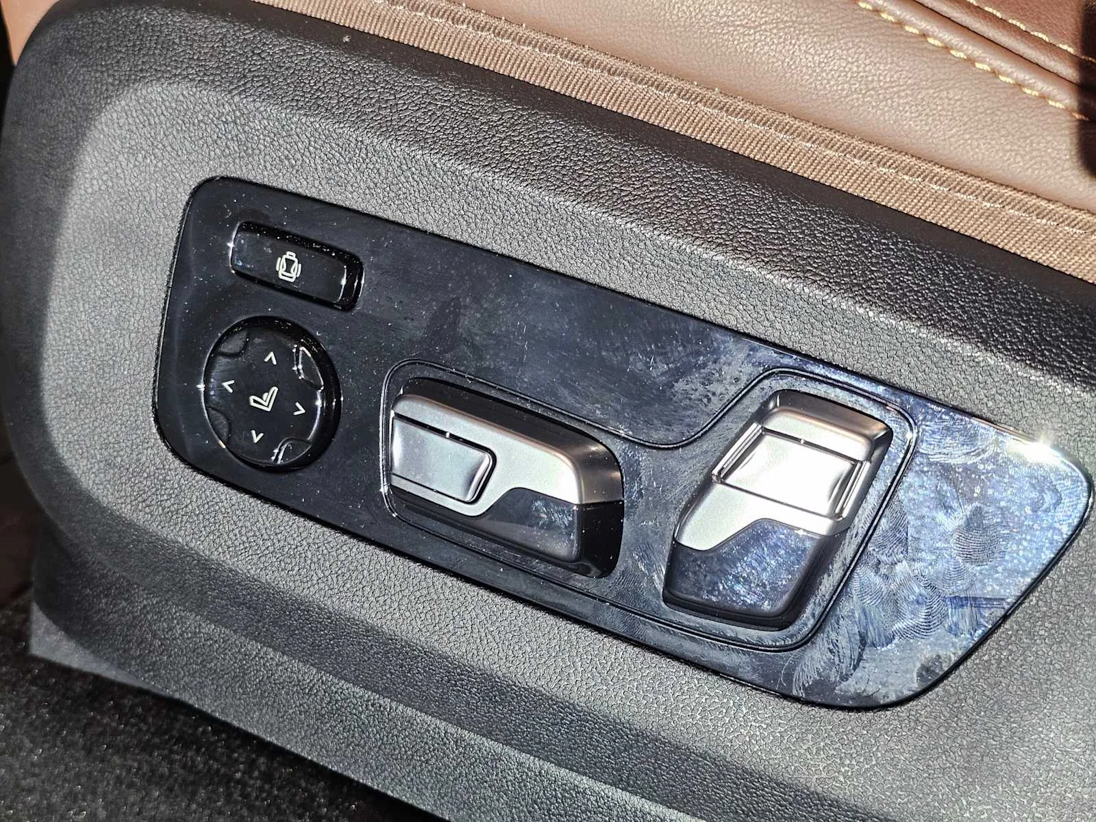Used 2024 Carbon Black Metallic BMW xDrive50e image 22