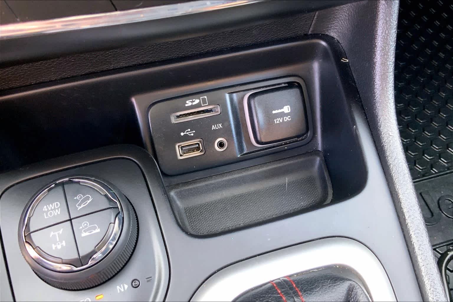 Used 2017 Diamond Black Crystal Pearlcoat Jeep Trailhawk image 30