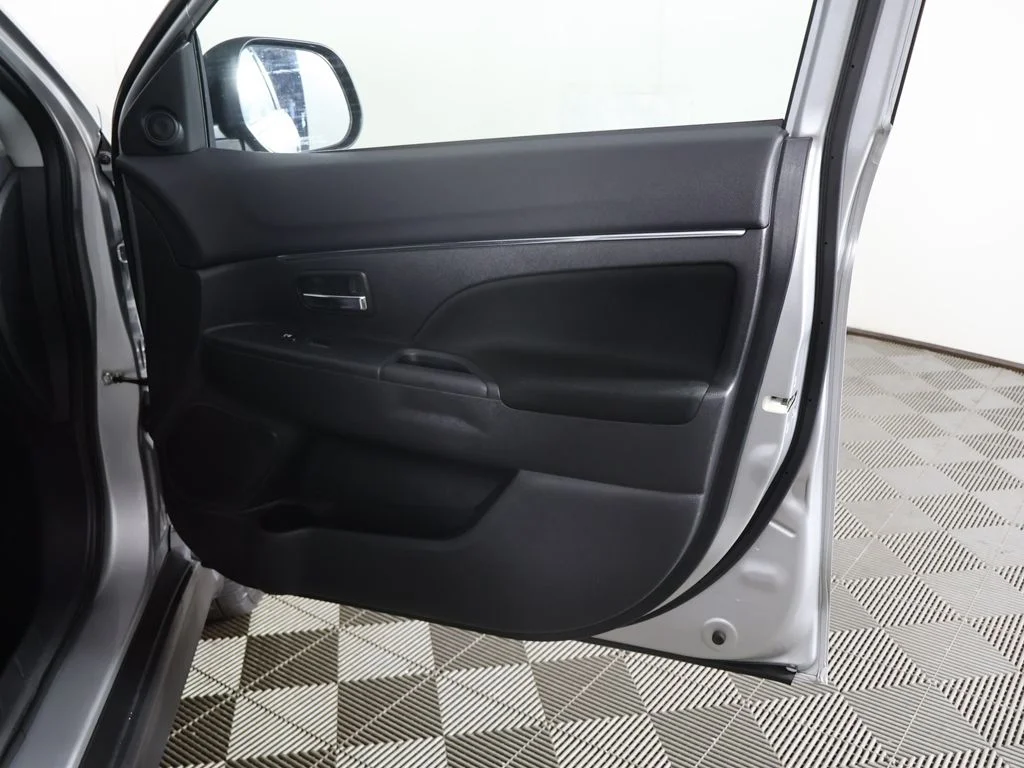 Used 2023 Silver Mitsubishi 2.0 ES image 18