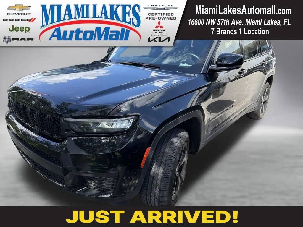 Used 2022 Diamond Black Crystal Pearlcoat Jeep Altitude image 1