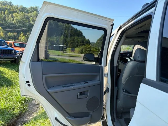 Used 2005 White Jeep Laredo image 18