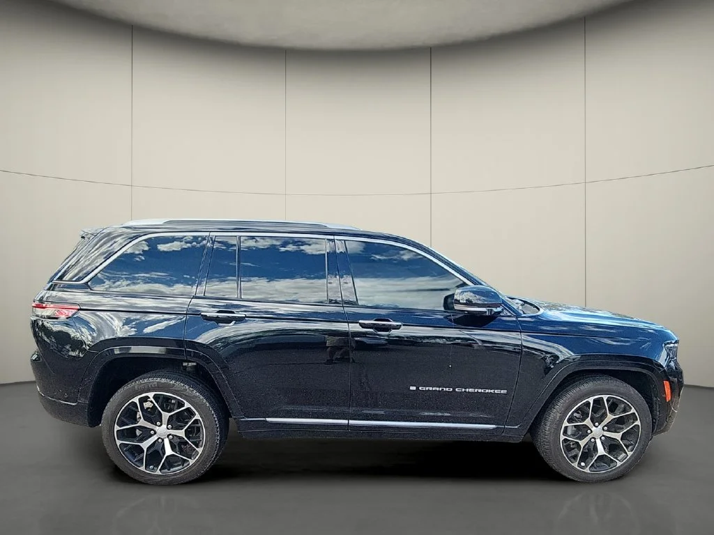 Used 2022 Black Jeep Summit Reserve image 8