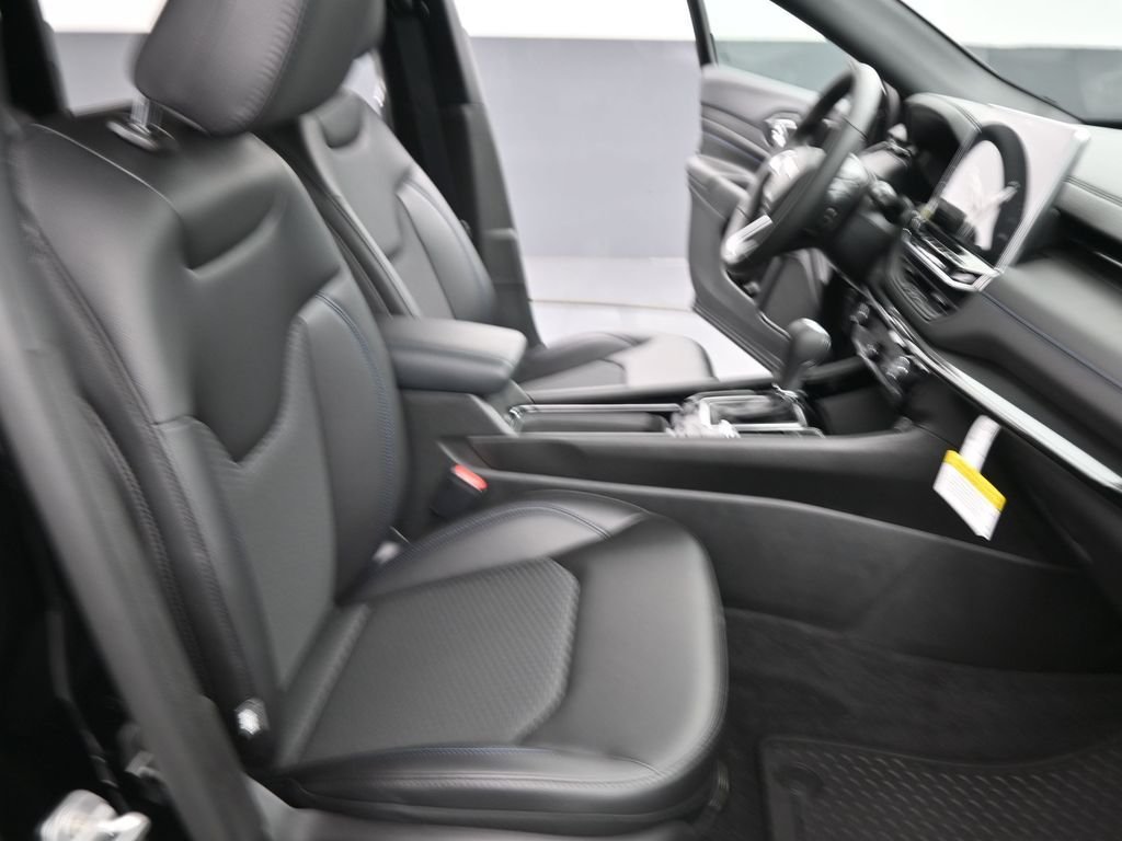 New 2026 Diamond Black Crystal Pearl-Coat Exterior Paint Jeep Latitude image 25