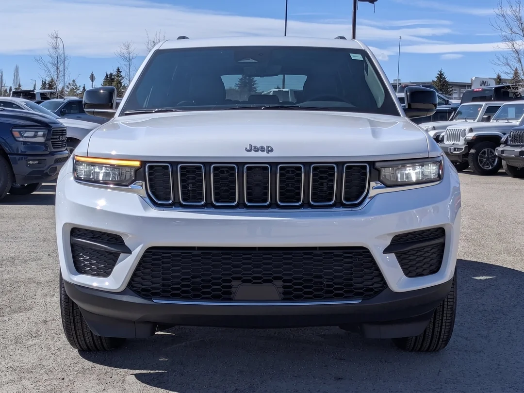 New 2026 White Jeep Laredo - - 4x4 - Classic Theme - 8.4-inch Touchscreen - Heated Seats & Steering Wheel & More! image 3