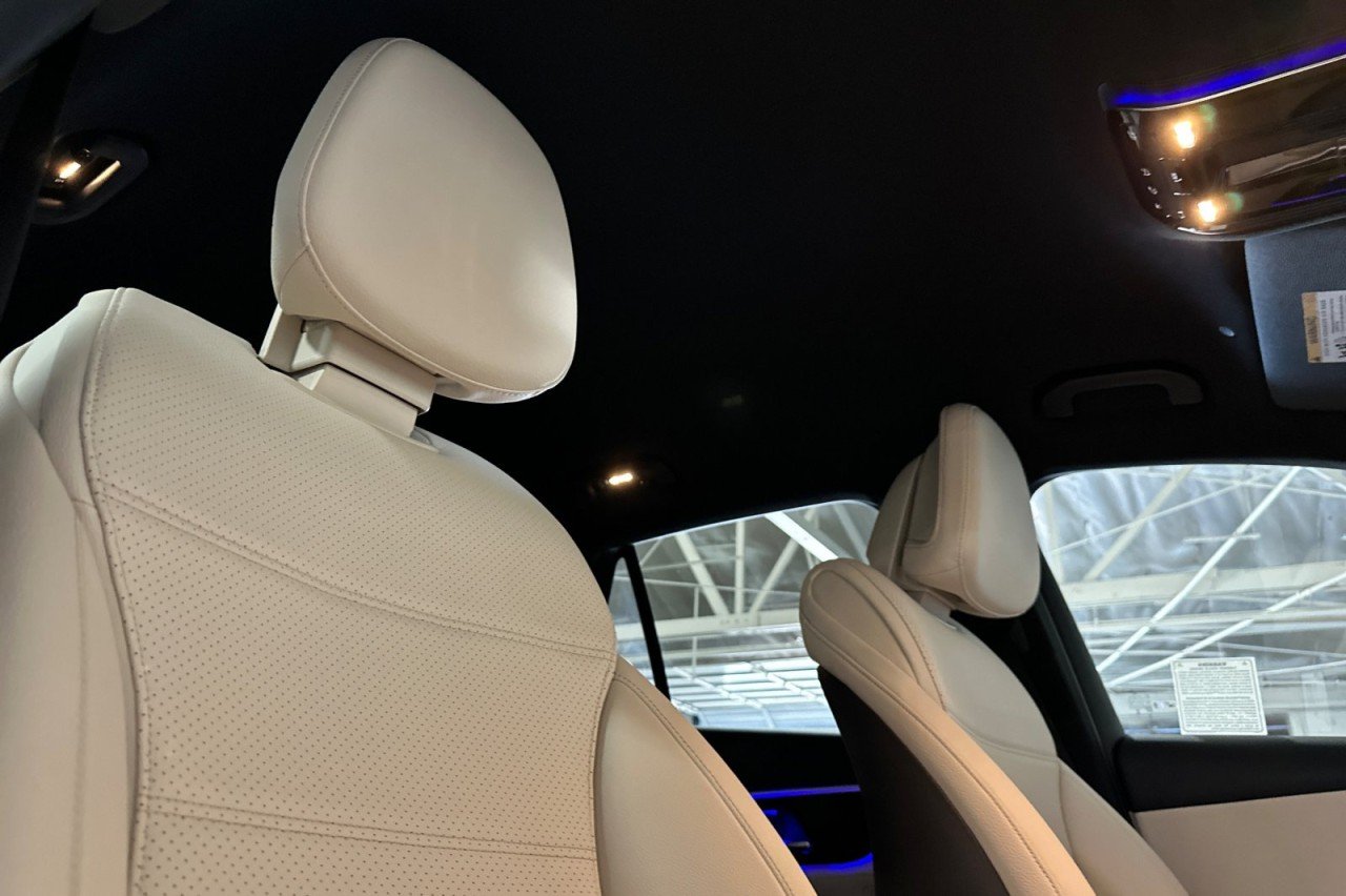 Certified Used 2025 Polar White Mercedes-Benz GLC 300 image 16