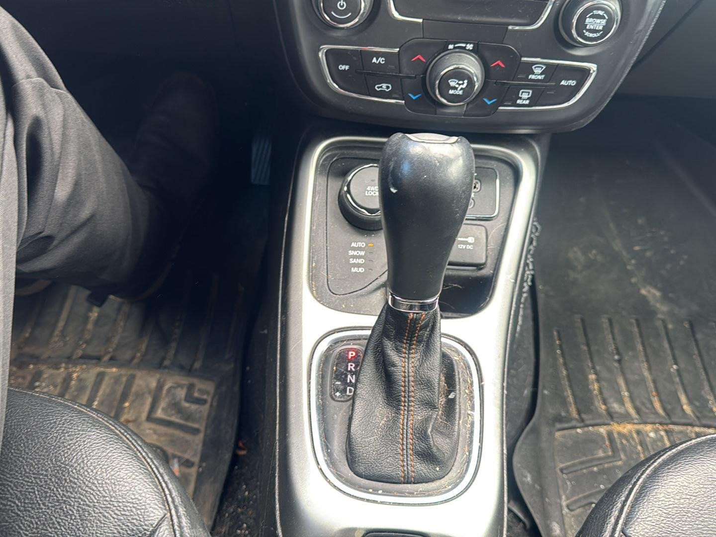 Used 2018 White Clearcoat Jeep Latitude image 10