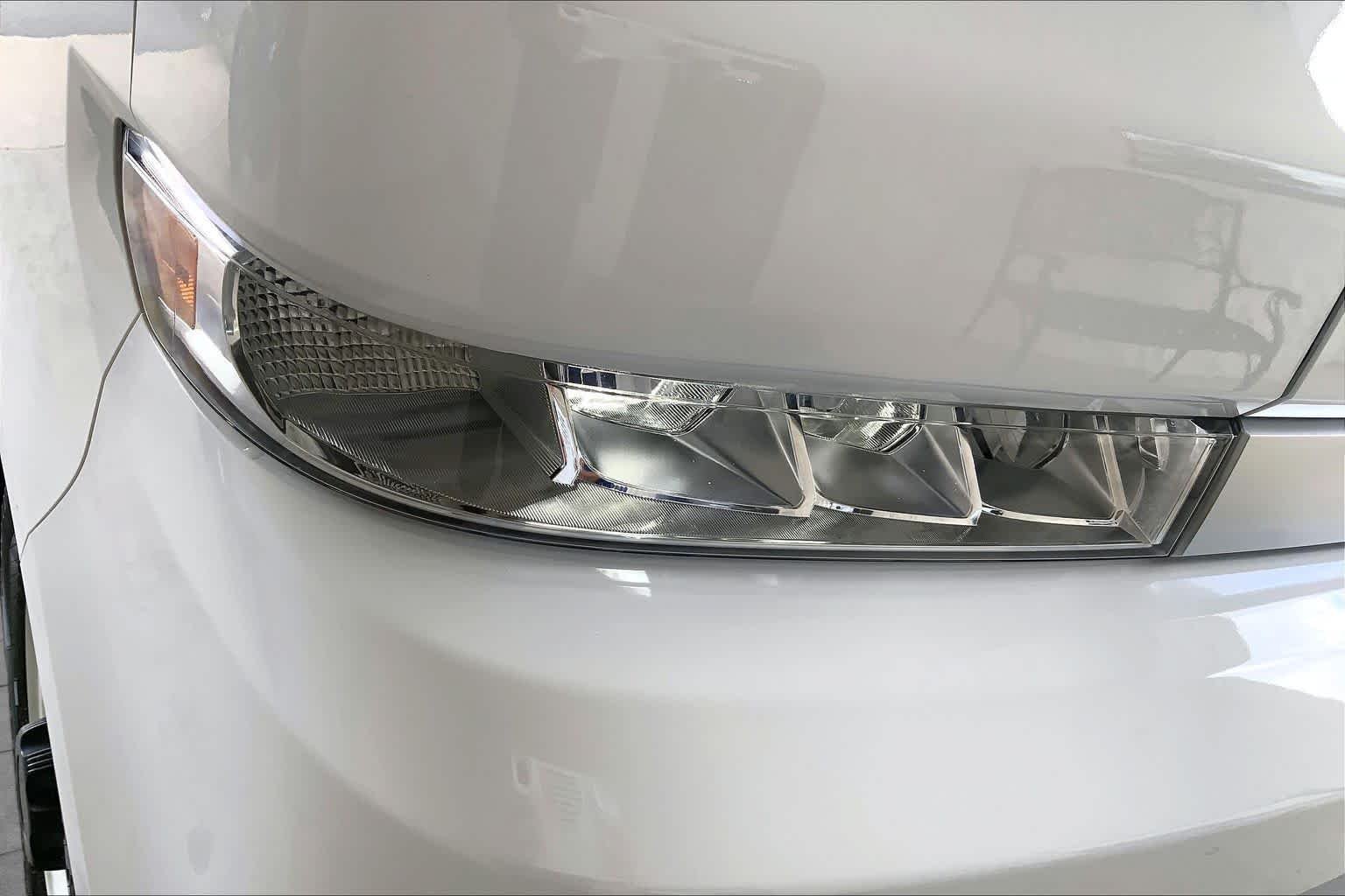 Used 2025 Oyster White Chevrolet  image 22