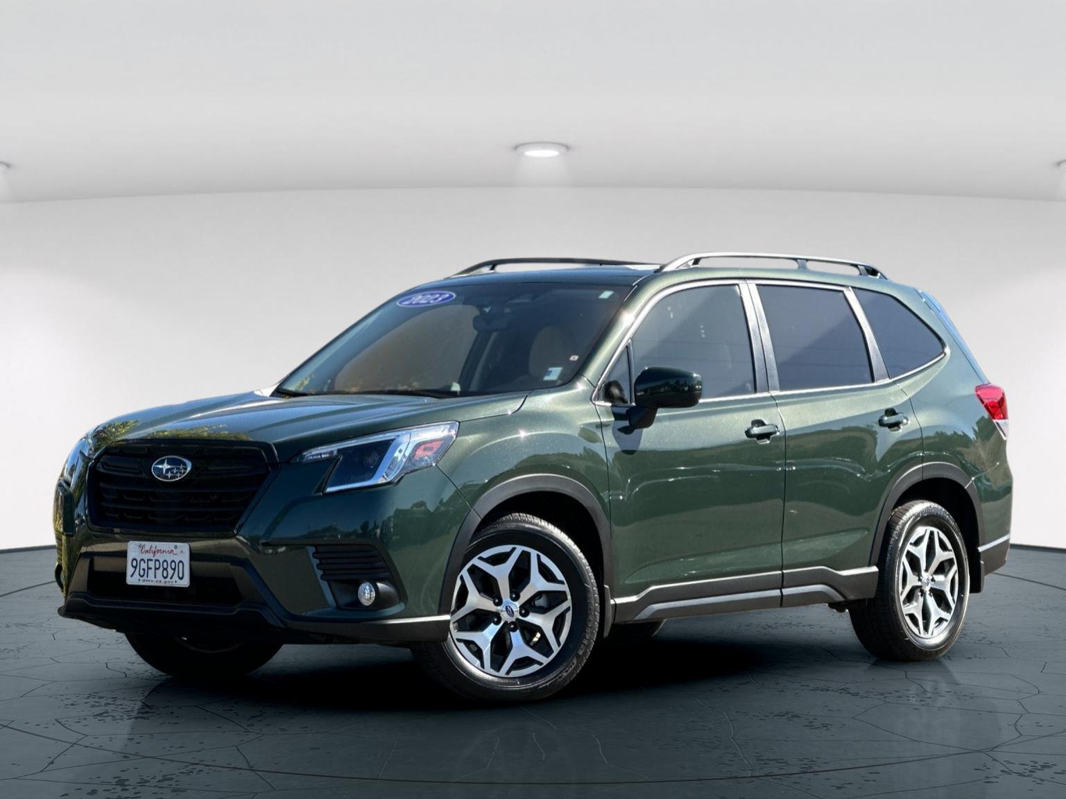 Used 2023 Green Subaru Premium 4D Sport Utility image 2
