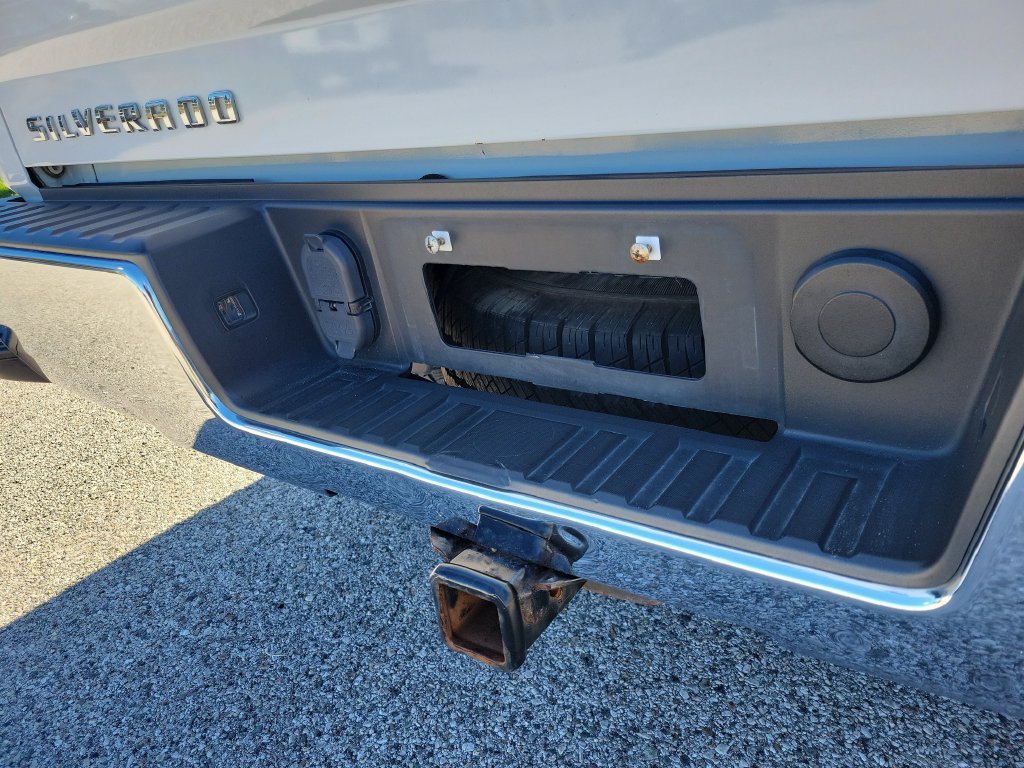 Used 2018 SUMMIT WHITE Chevrolet LT image 9