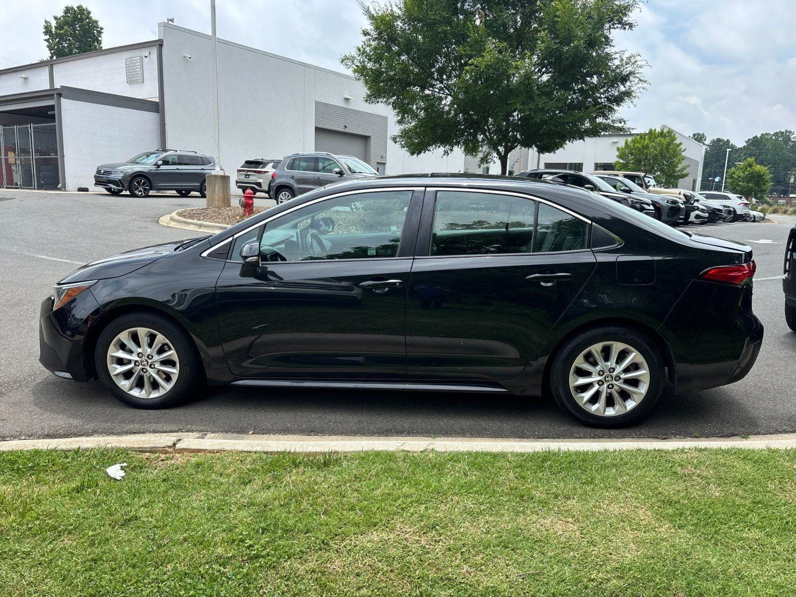 Used 2020 Black Sand Pearl Toyota XLE image 2