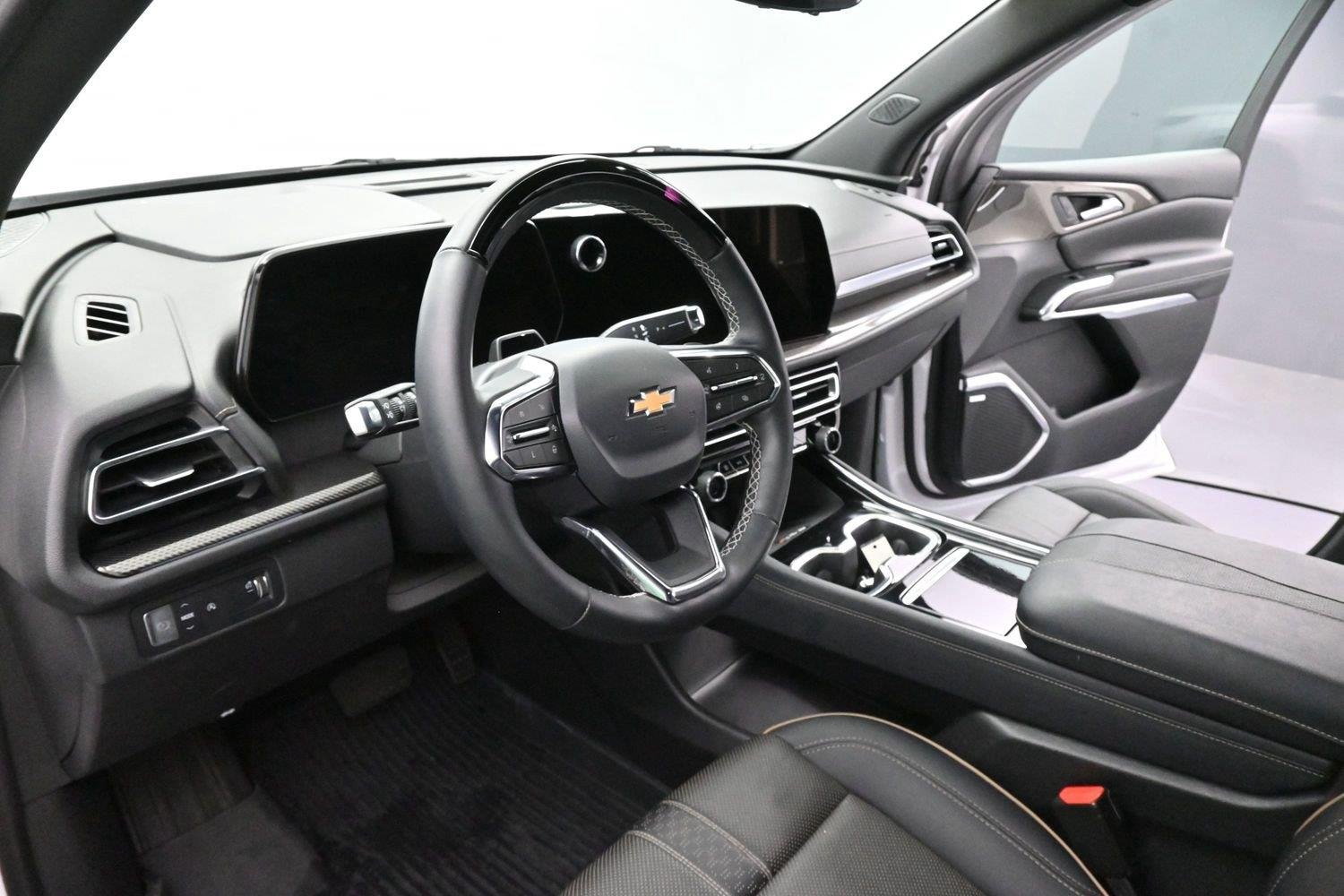 Used 2025 Iridescent Pearl Tricoat Chevrolet FWD High Country image 18