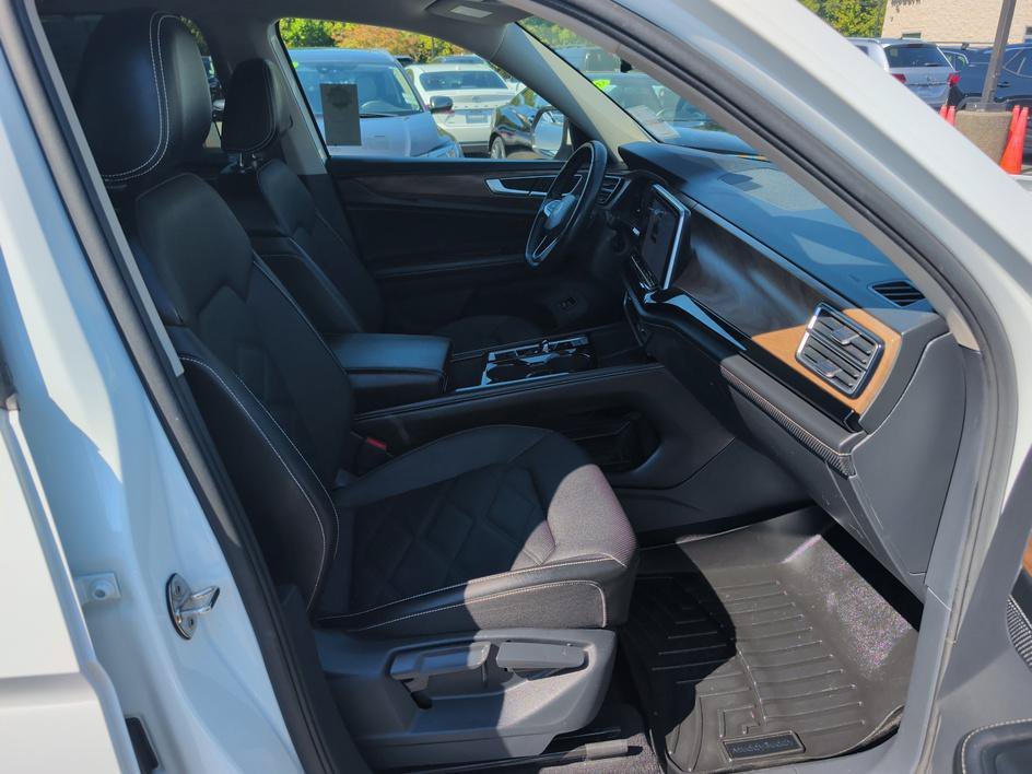 Used 2024 White Volkswagen 2.0T SE w/Technology image 12