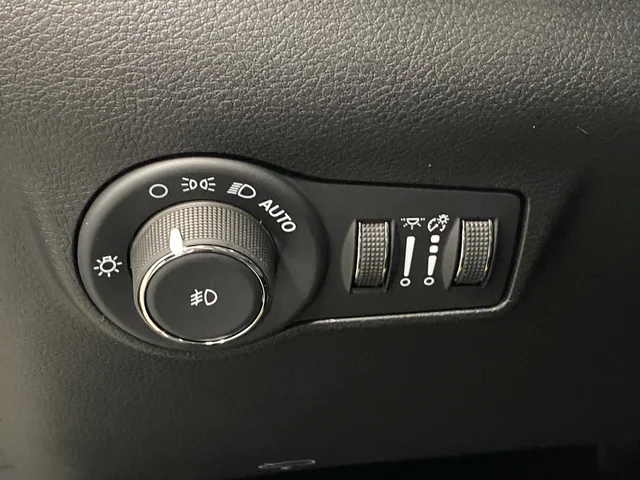 New 2026 Silver Zynith Metallic Clearcoat Jeep Latitude image 25