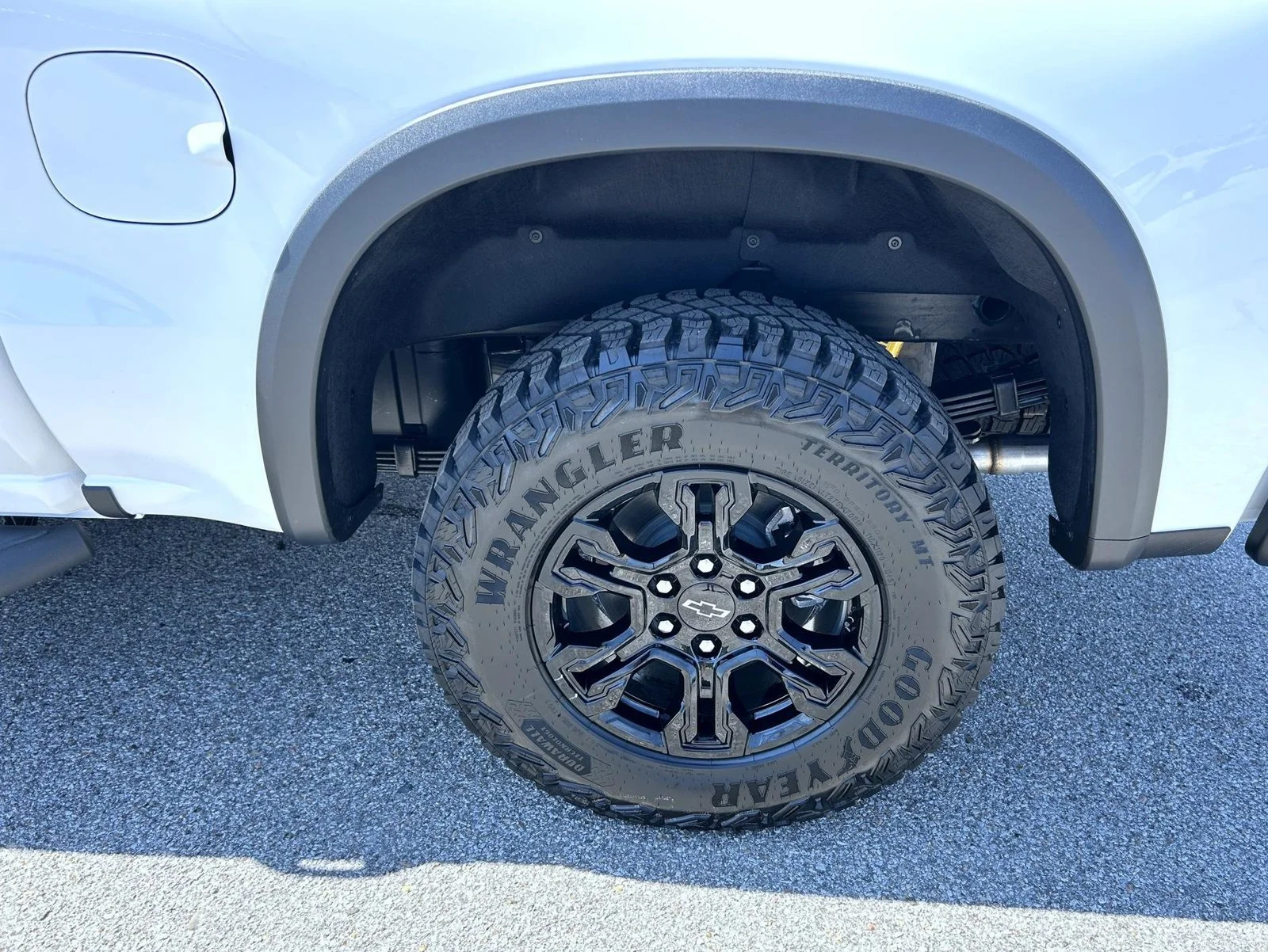 New 2026 Summit White Chevrolet ZR2 image 22