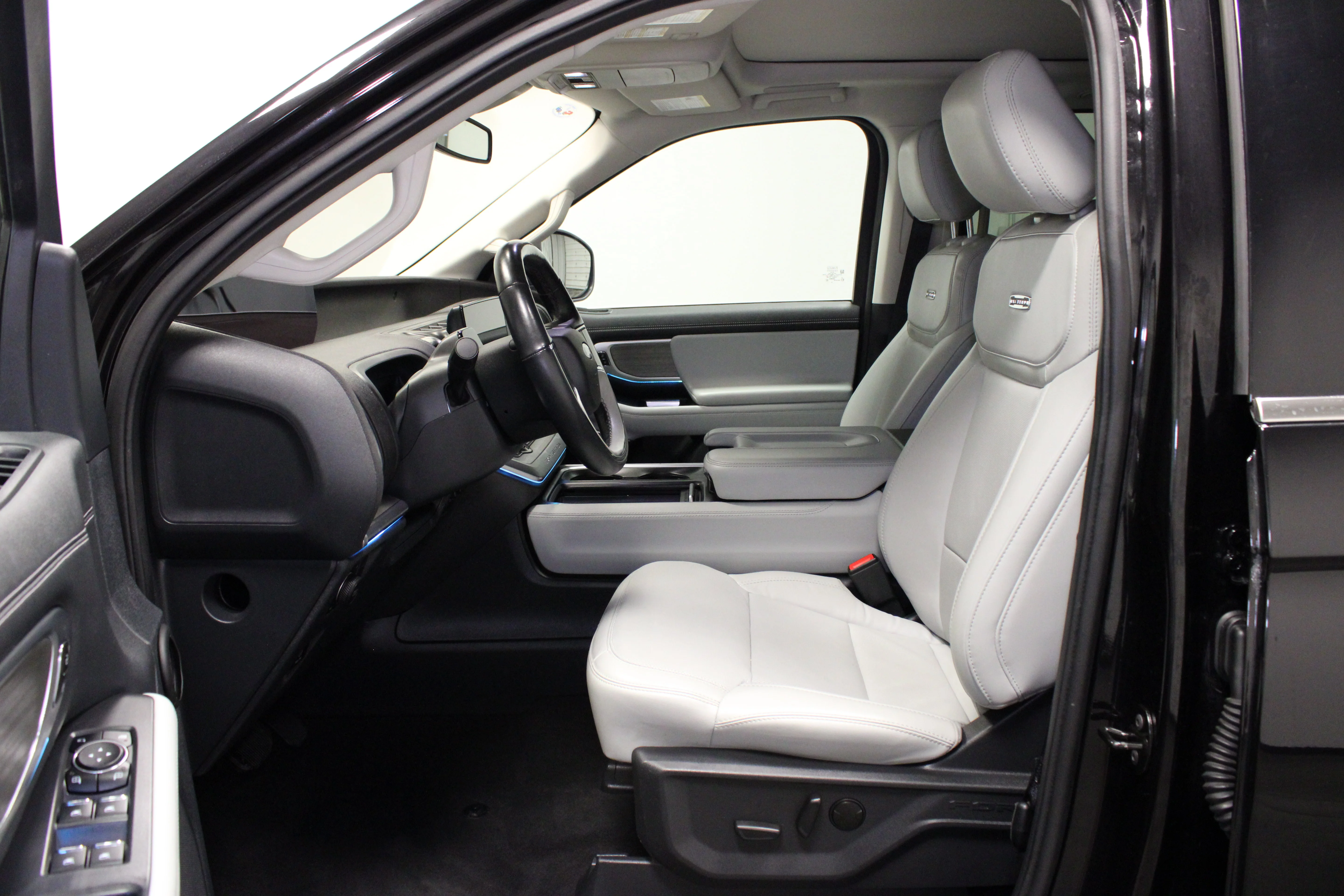 Used 2025 Black Metallic Ford Platinum image 22