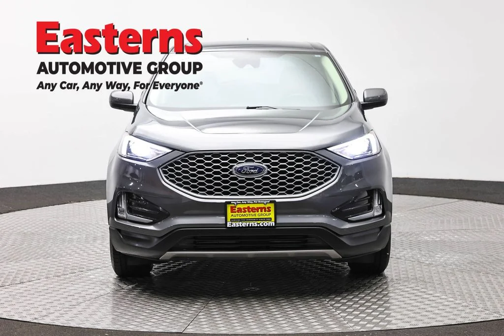 Used 2023 Gray Ford SEL image 2