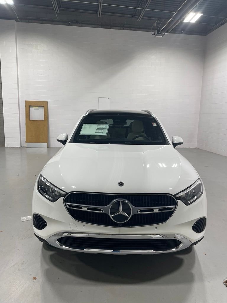 New 2027 White Mercedes-Benz GLC 300 image 2