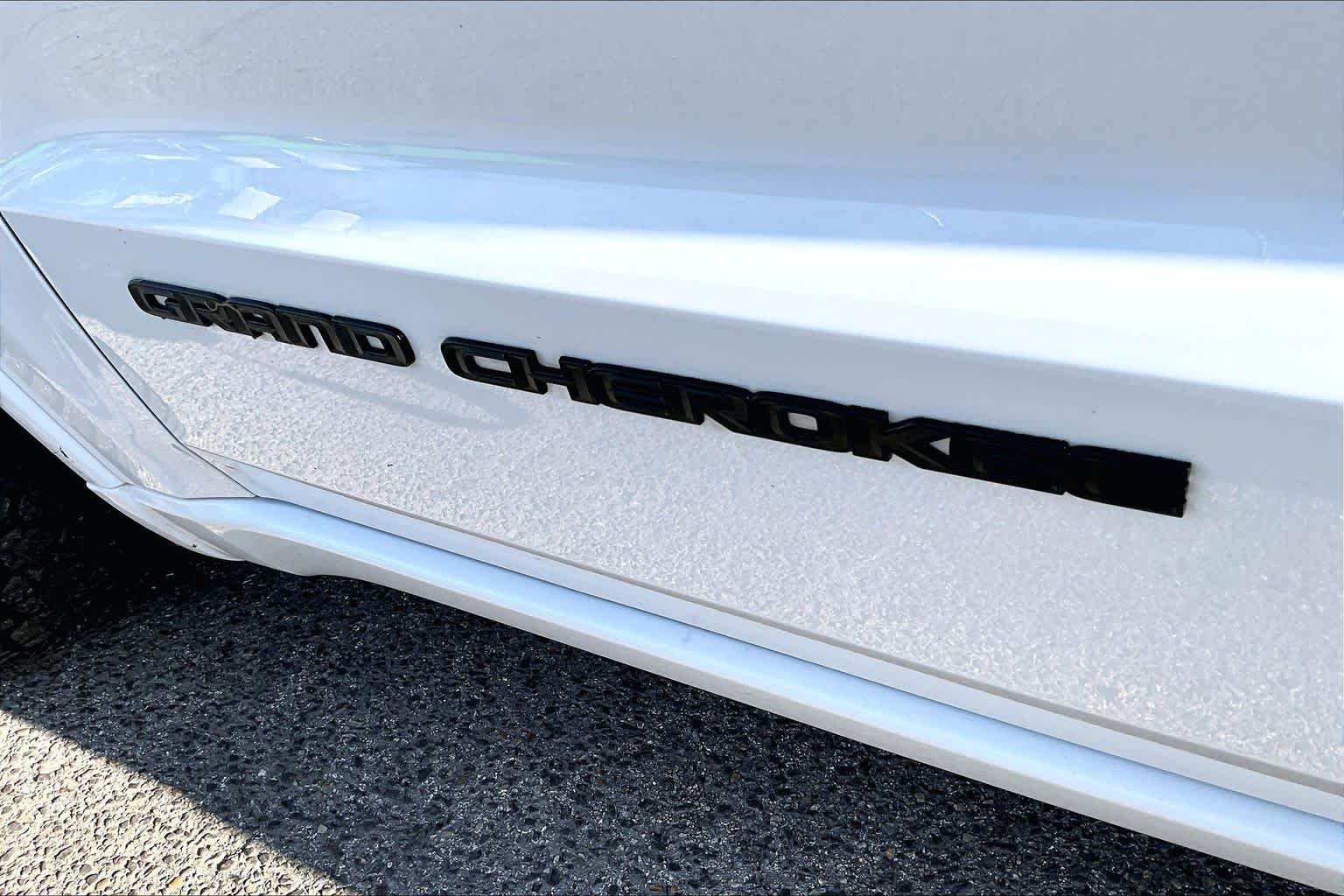 Used 2018 Bright White Clearcoat Jeep Altitude image 12