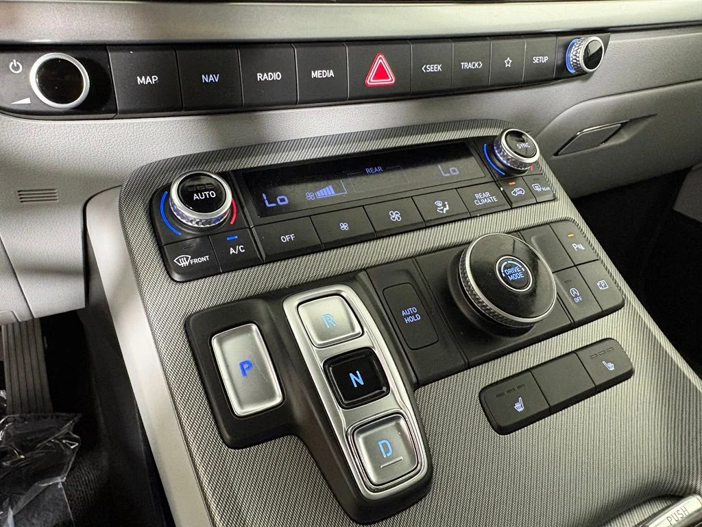 Used 2025 White Hyundai SEL image 33