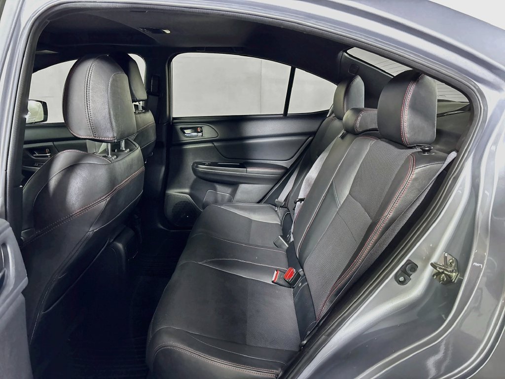 Used 2016 Ice Silver Metallic Subaru Limited image 20