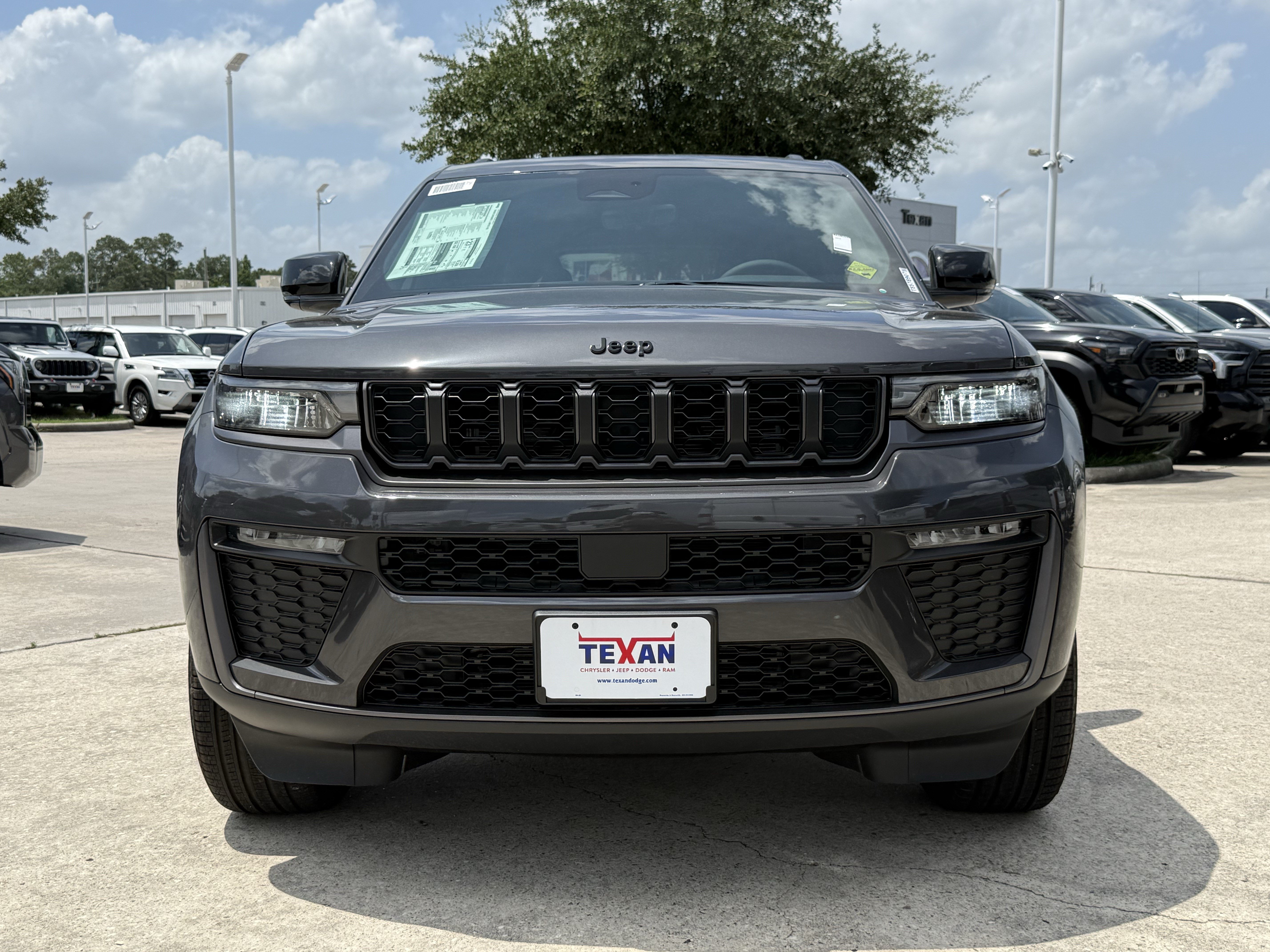 New 2026 Baltic Gray Metallic Clear-Coat Exterior Paint Jeep Limited image 6