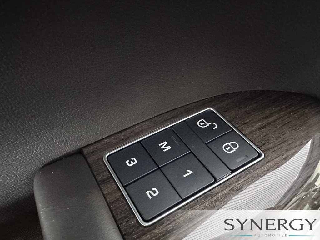 Used 2018 Byron Blue Metallic Land Rover HSE image 23