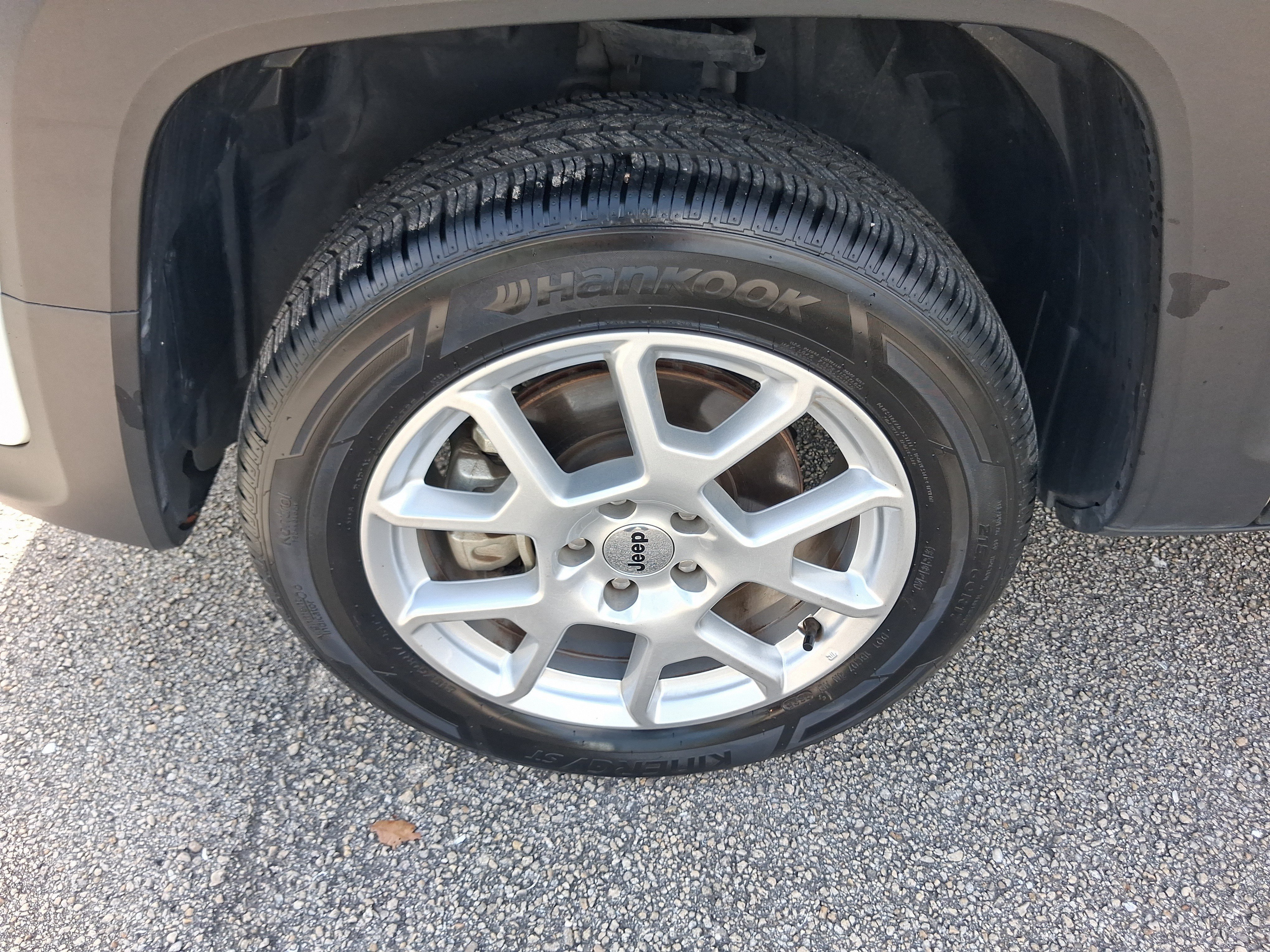Used 2023 White Jeep Latitude image 17