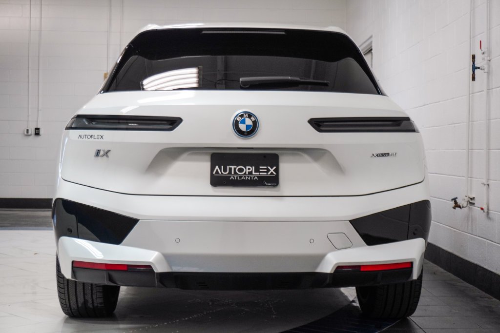 Used 2024 White BMW xDrive50 image 31