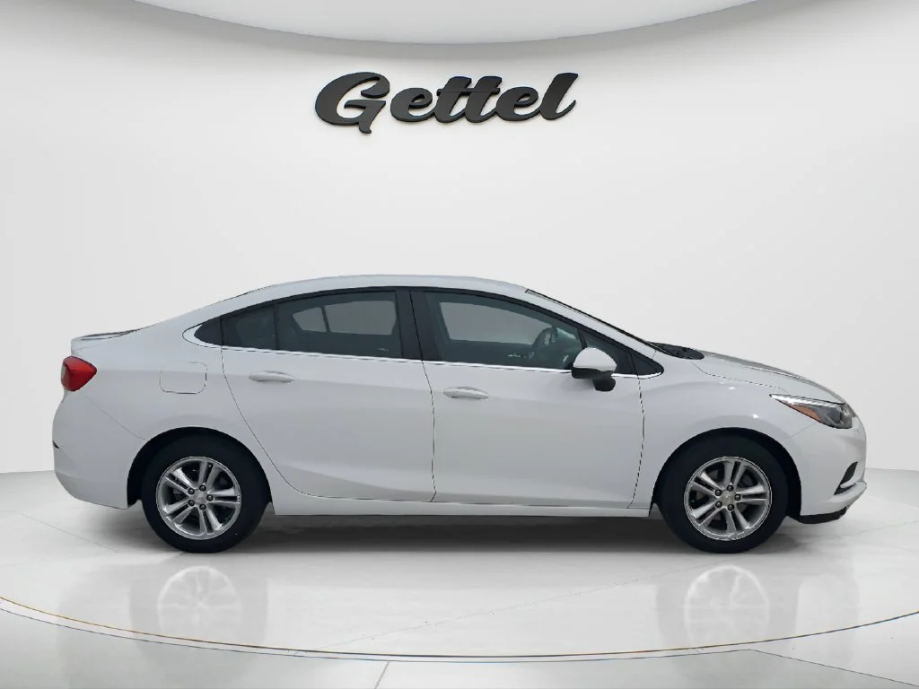 Used 2017 SUMMIT WHITE Chevrolet LT image 4