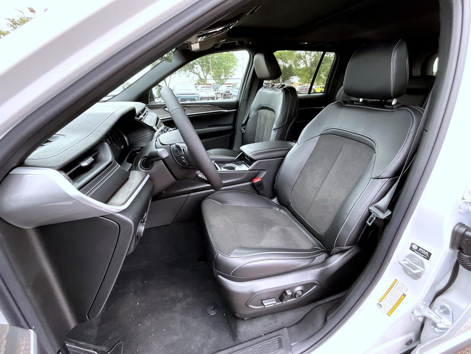 New 2026 Bright White Clear-Coat Exterior Paint Jeep Altitude image 11