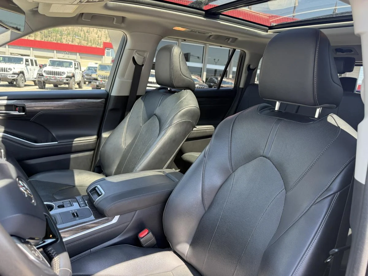 Used 2020 Black Toyota Limited Awd image 14