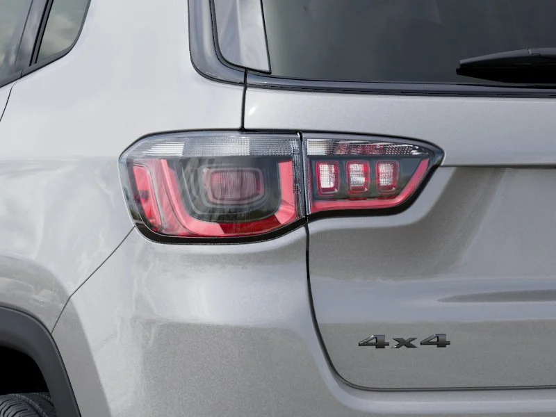 New 2026 Silver Zynith Metallic Clearcoat Jeep Latitude Altitude image 9
