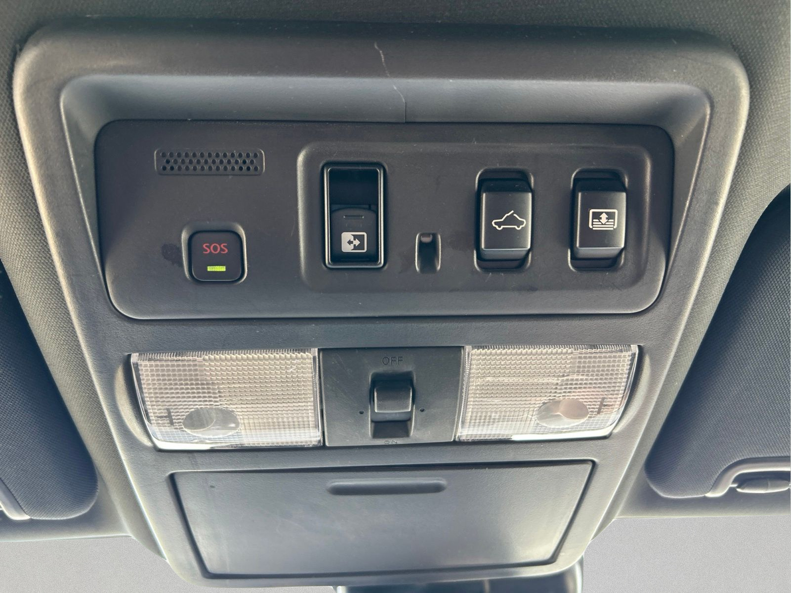 Used 2021 White Nissan Platinum Reserve image 32